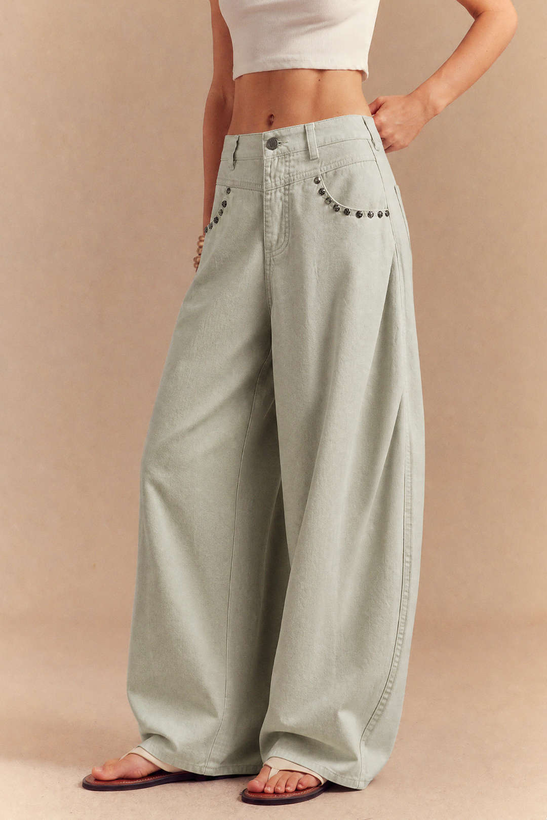 Jeans mit Nieten und weitem Bein