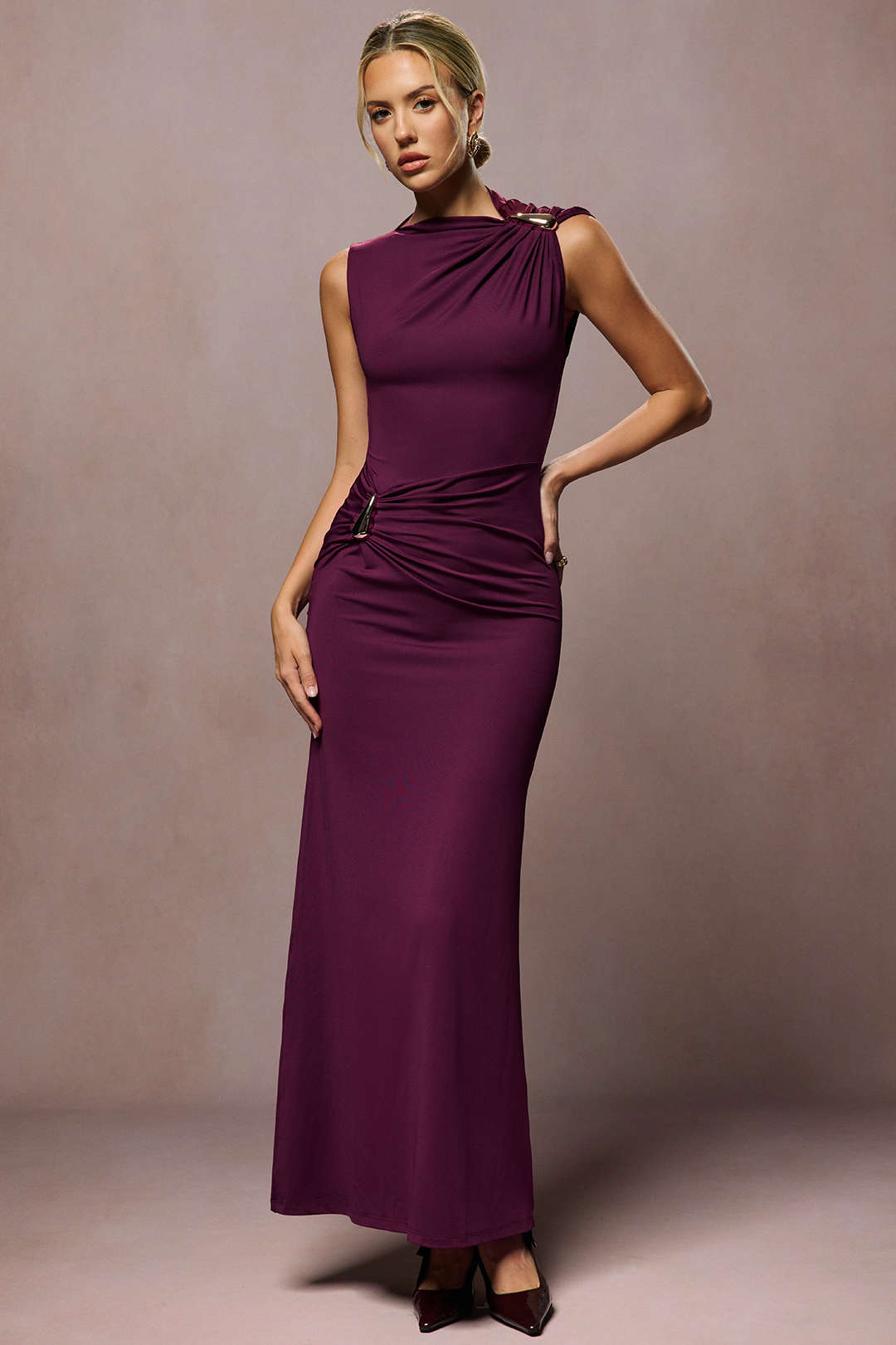 Robe longue maxi plissée sans manches décor métallisé