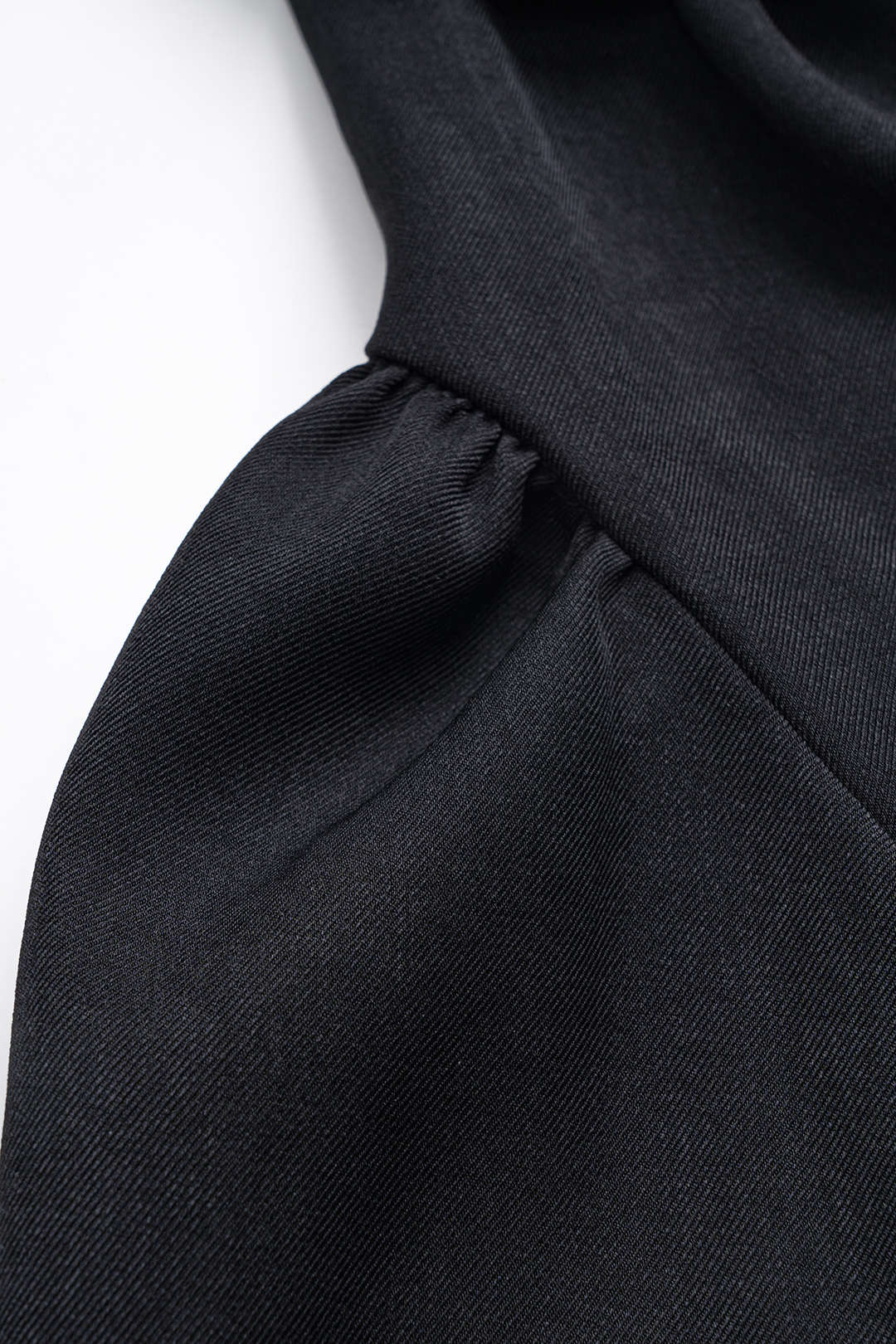 Robe longue sans manches à glissière et décorations métalliques