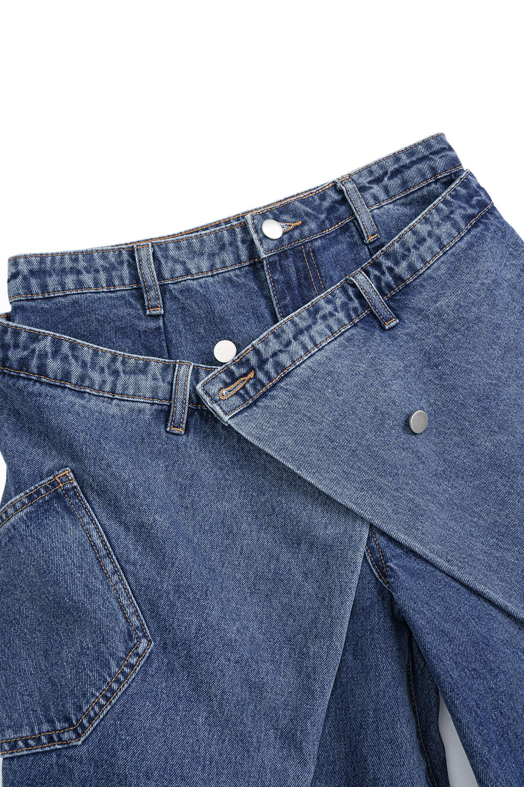 Asymmetrische Jeans mit Knöpfen aus Denim