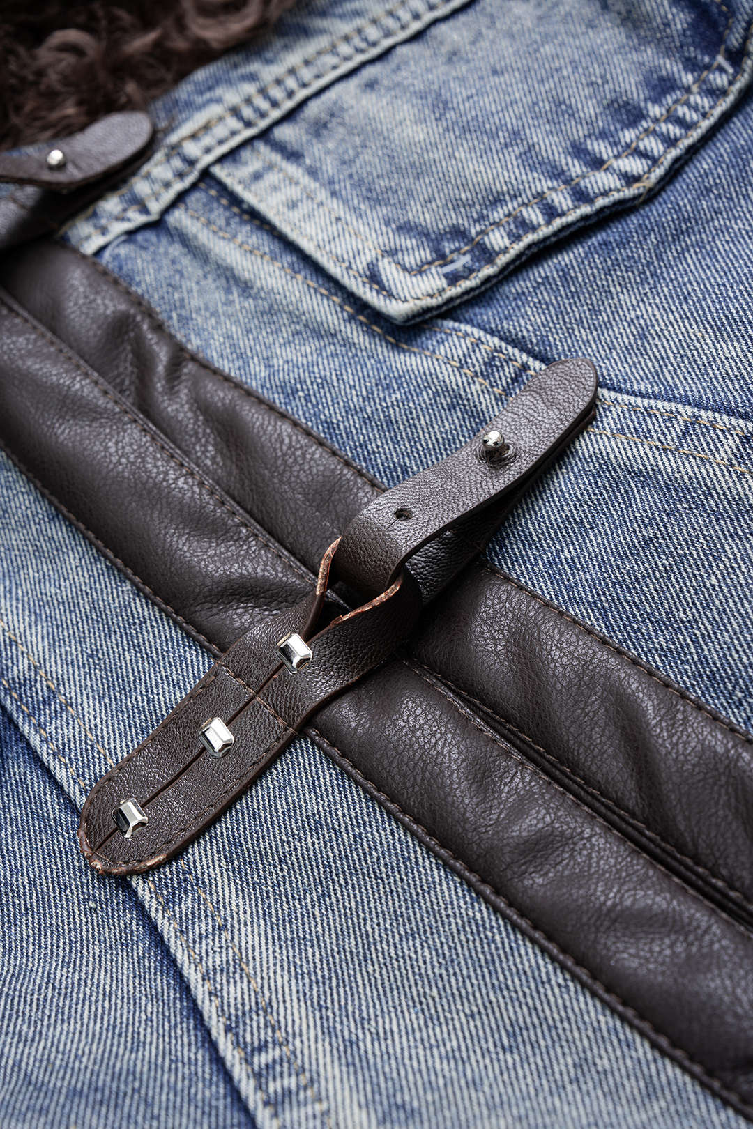 Denim-Patchwork-Jacke mit Kunstpelztaschen