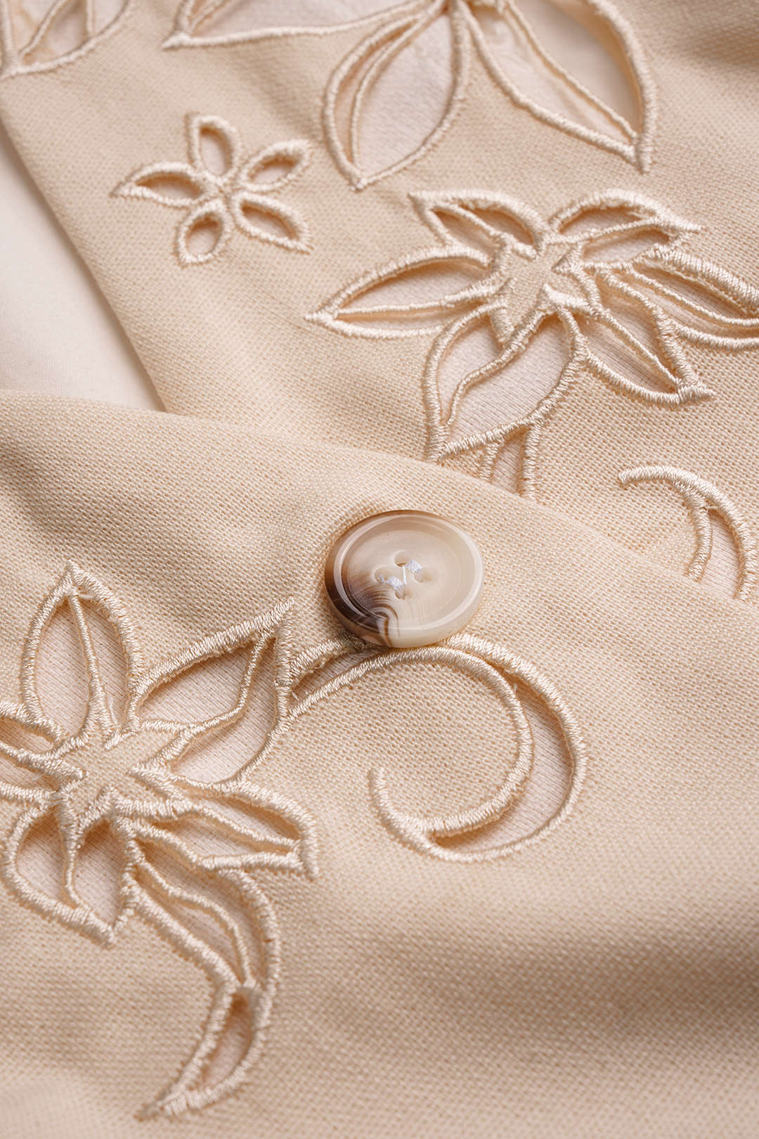 Gilet uni col V avec broderie ajourée
