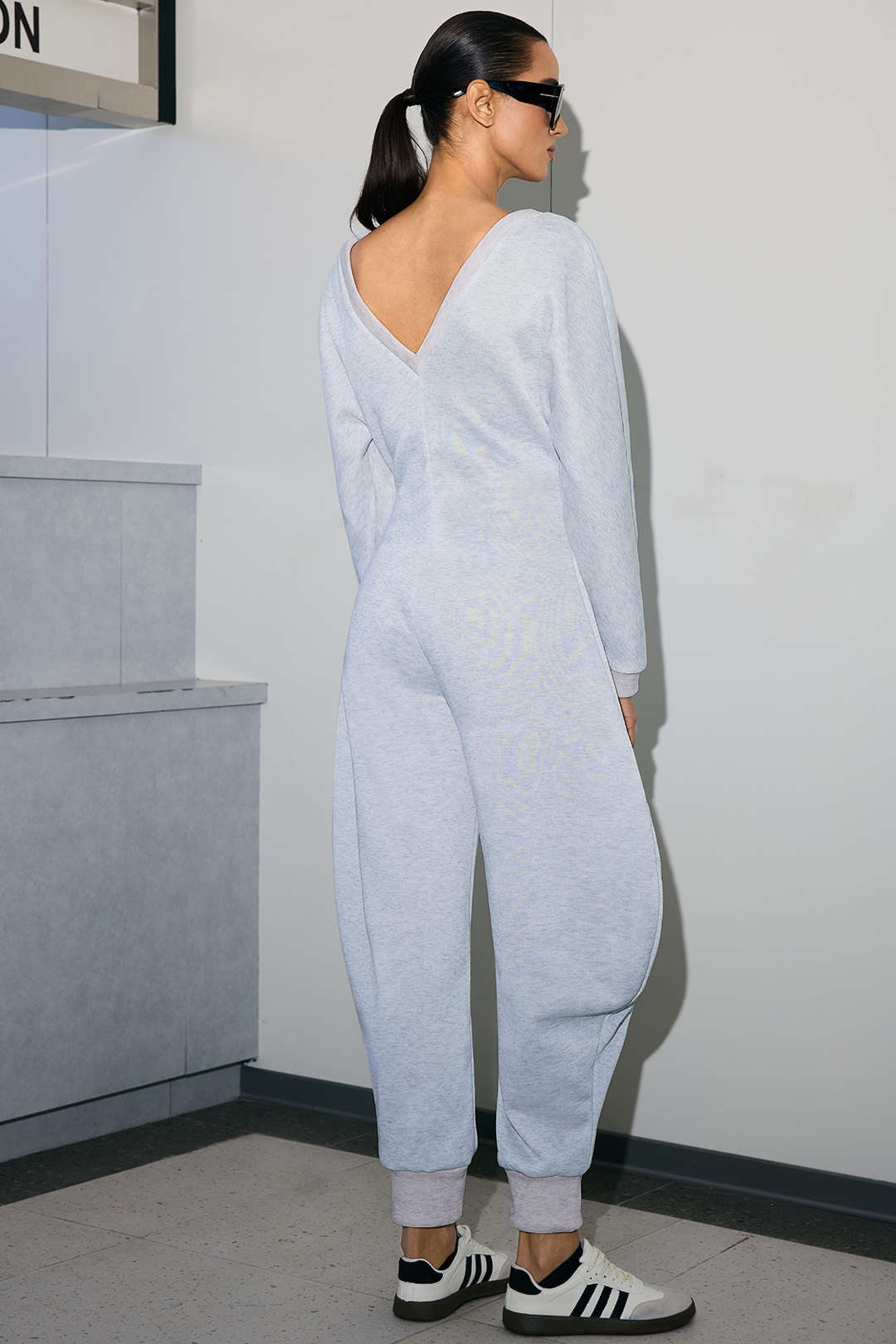 Jumpsuit mit V-Ausschnitt und langen Ärmeln