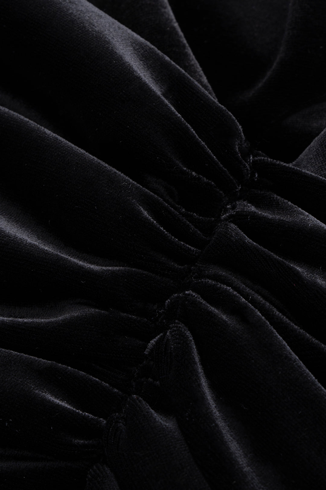 Mini-Samtkleid mit gerafftem Reißverschluss, langen Ärmeln und Stehkragen