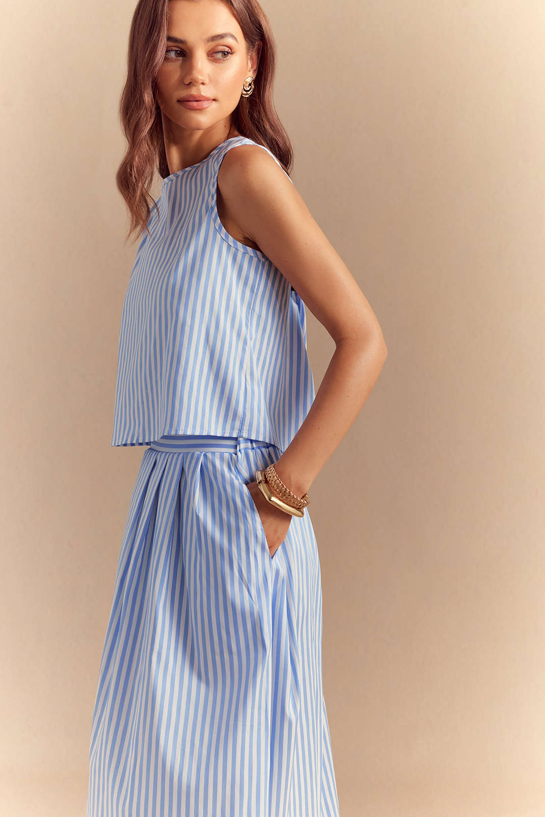 Ensemble top sans manches boutonnée à rayures et jupe à poches
