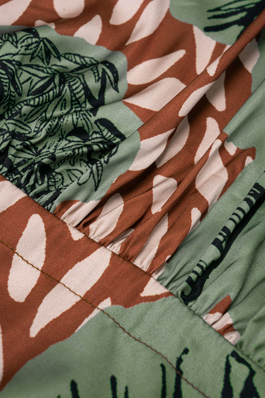 Minikleid aus Satin mit Blättermuster, Neckholder, Schnürung am Rücken und rückenfreiem Design