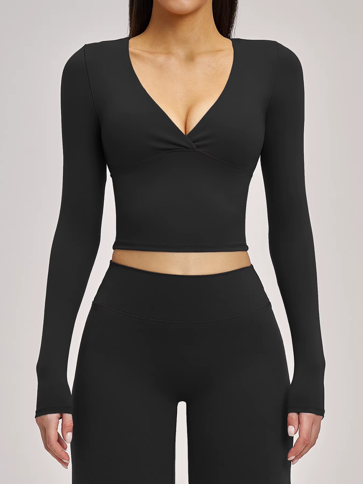 Wickeltop mit Twist-Front, V-Ausschnitt, langen Ärmeln und bauchfreiem Schnitt