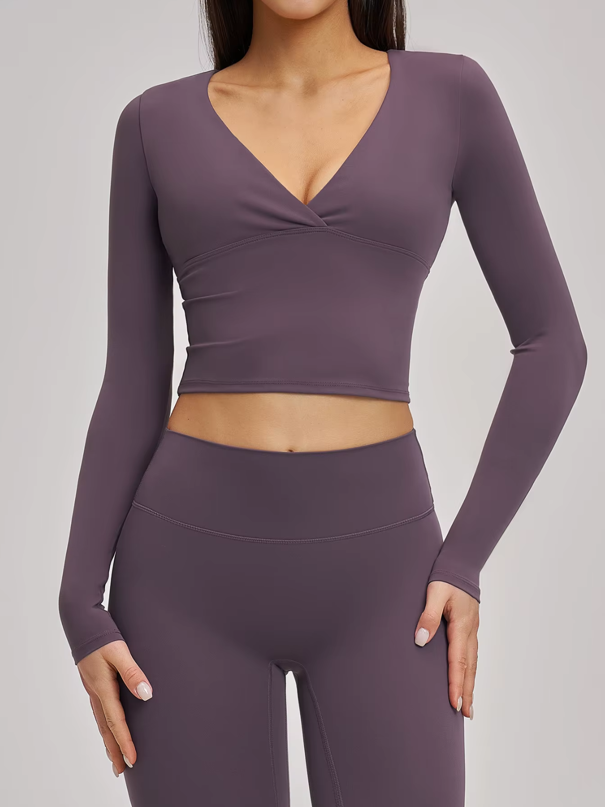 Crop-Top mit Wickel-V-Ausschnitt, gedrehter Vorderseite und langen Ärmeln