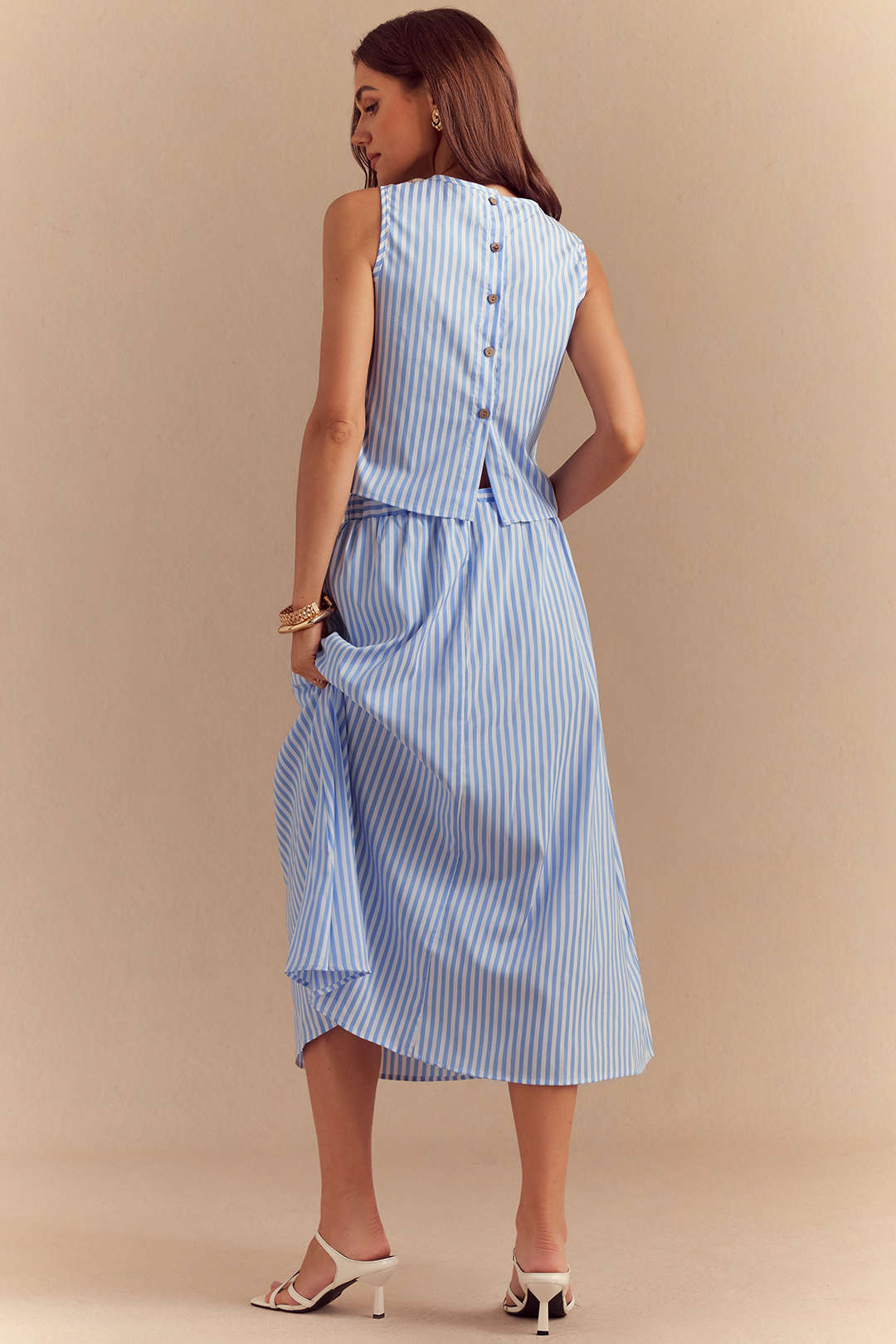 Ensemble top sans manches boutonnée à rayures et jupe à poches