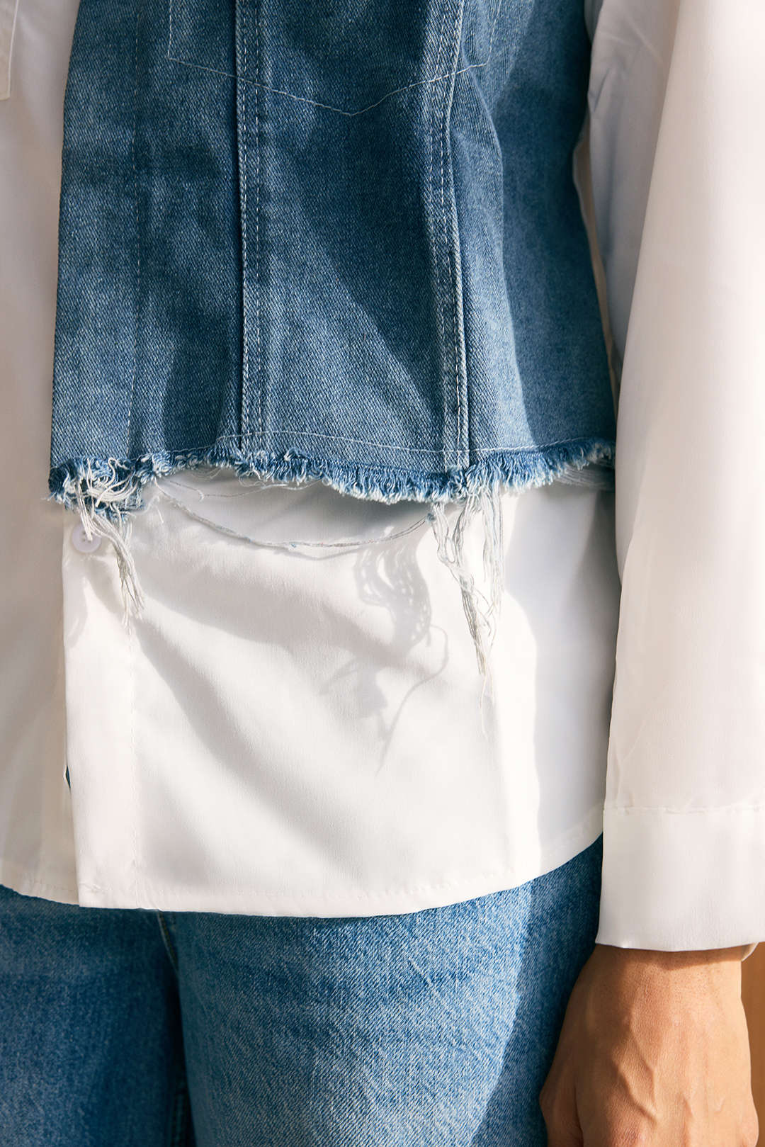 Jeans-Patchwork, ausgefranste asymmetrische Taschen, Langarmhemd