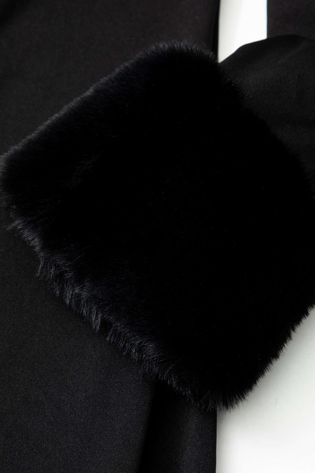 Mini-robe épaules dénudées avec bordure en fausse fourrure