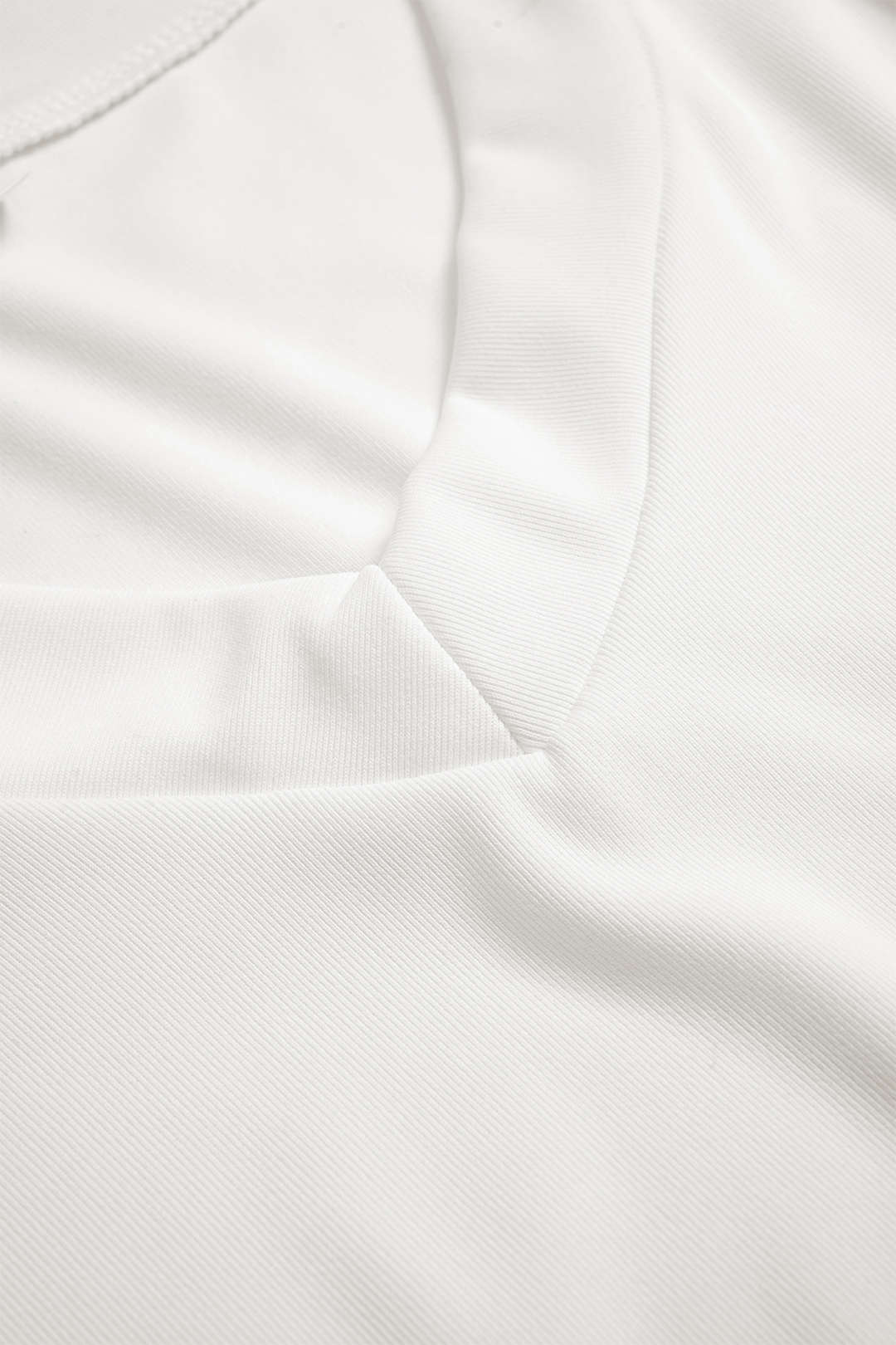 T-shirt froncé à col en V et taille cintrée