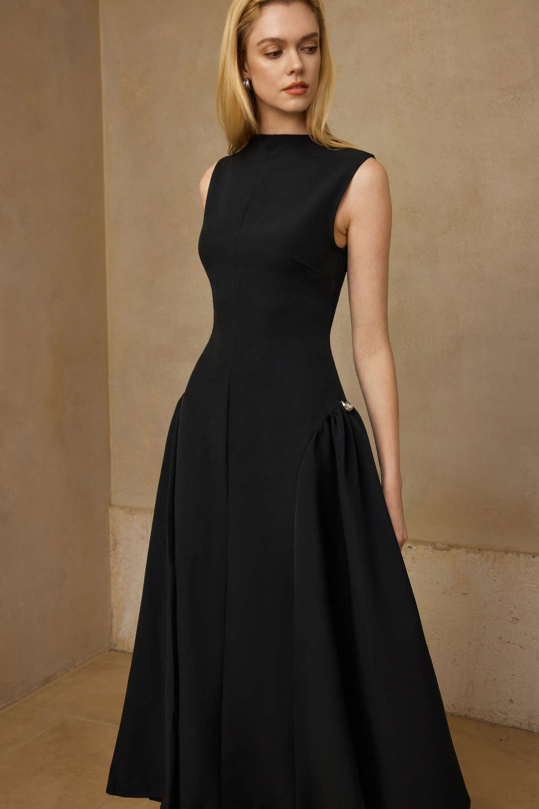 Robe longue sans manches à glissière et décorations métalliques