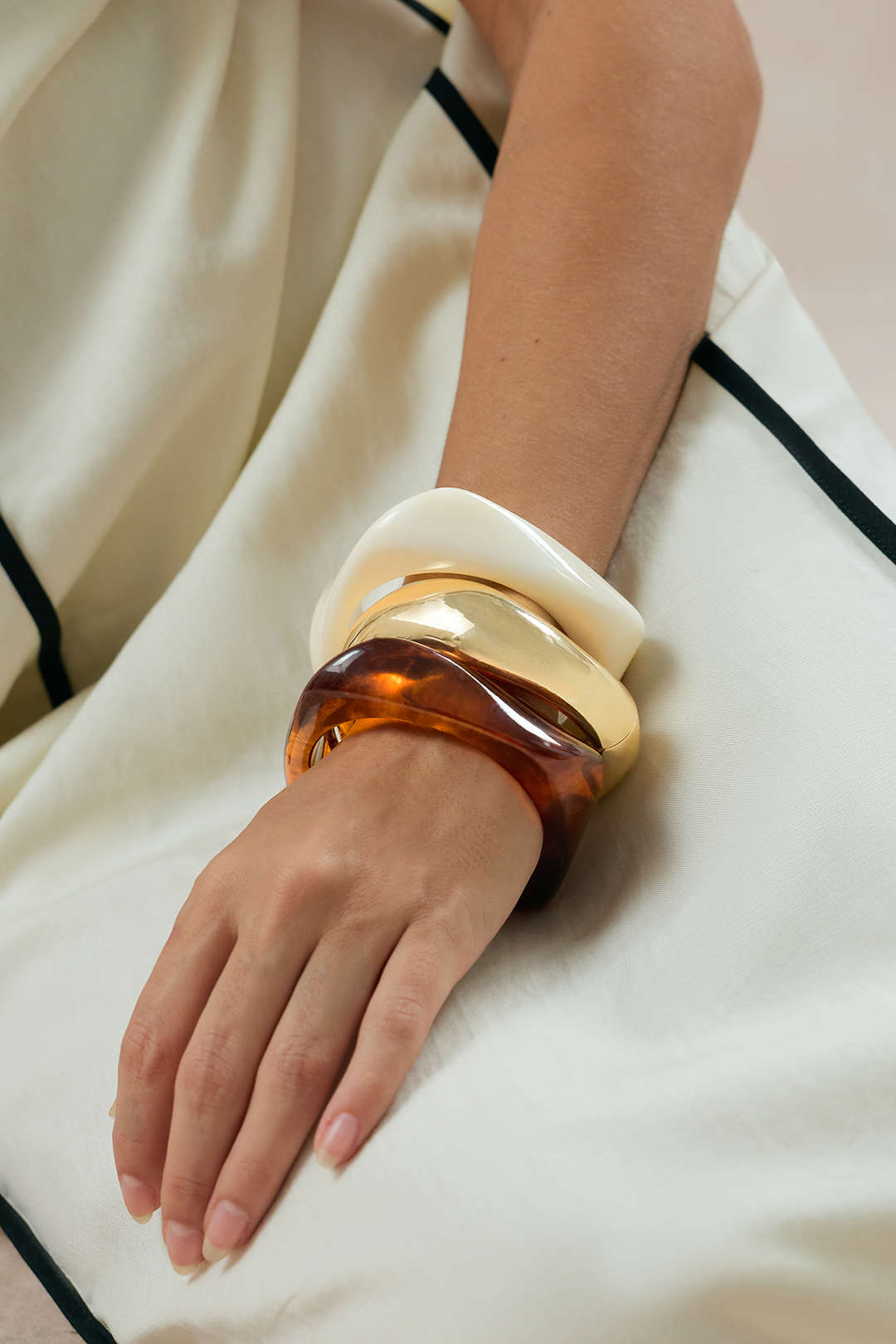 Armbänder mit unregelmäßiger Form aus Harzlegierung