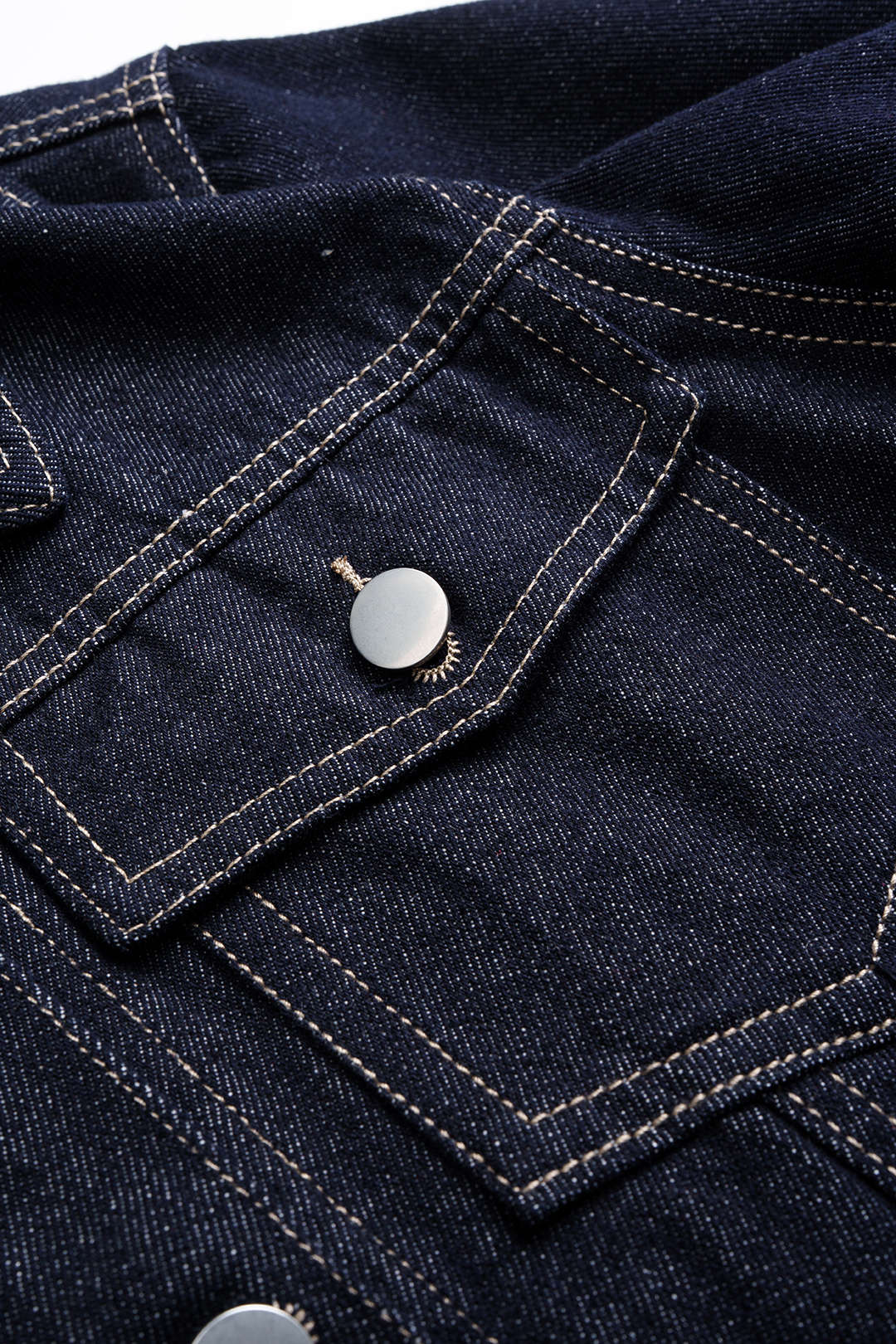 Jeans-Oberbekleidung mit geknöpften Taschen