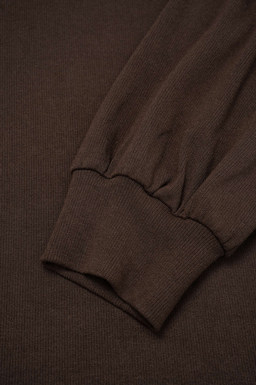 Gestricktes einfarbiges Midi-Kleid mit langen Ärmeln und Knöpfen