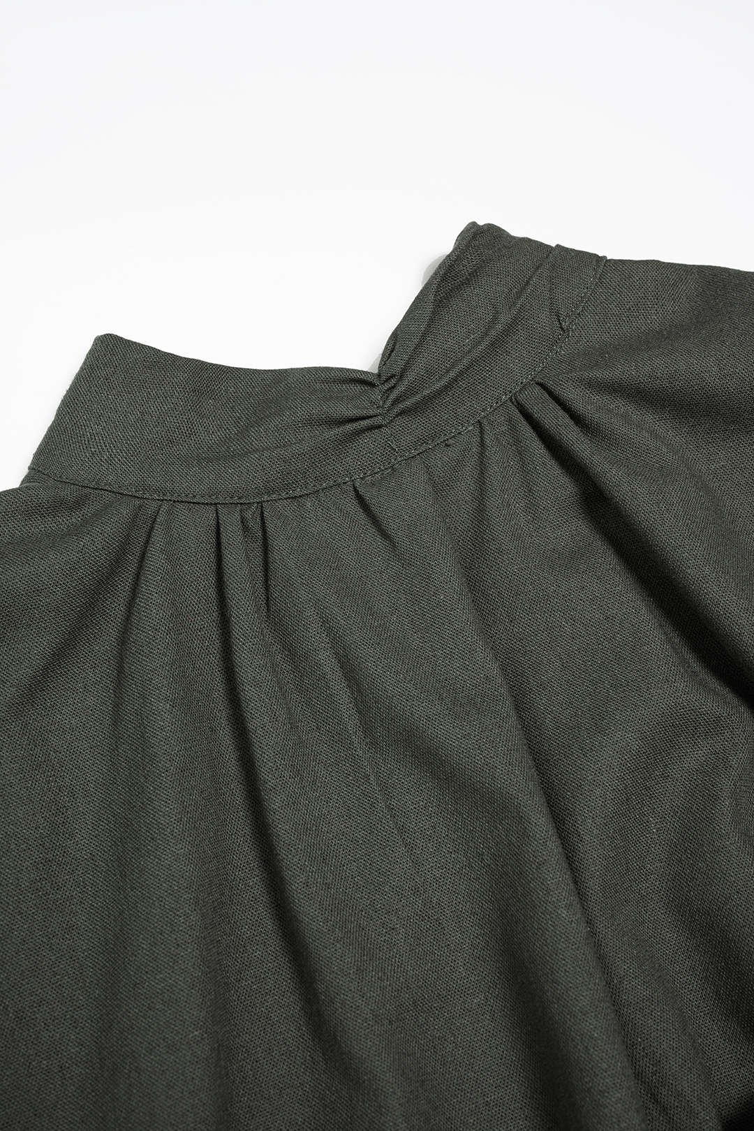 Kurzes Minikleid mit gerafften Ärmeln und Stehkragen