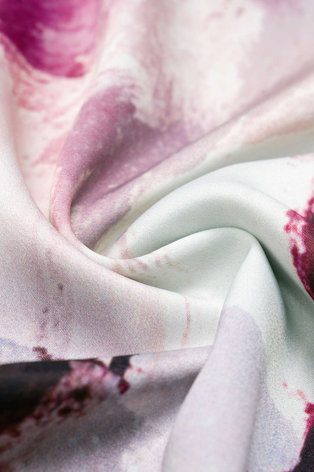 Hose mit Graffiti-Print aus Satin, gesmoktem Bund und weitem Bein