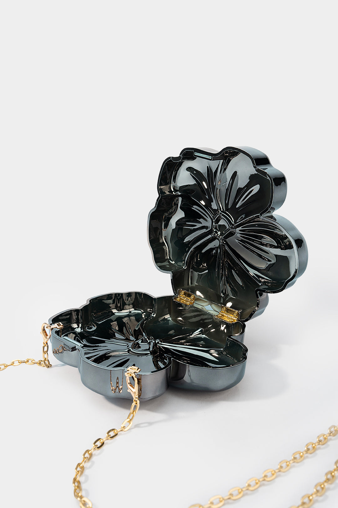 Blumenförmige Umhängetasche mit Metallkette