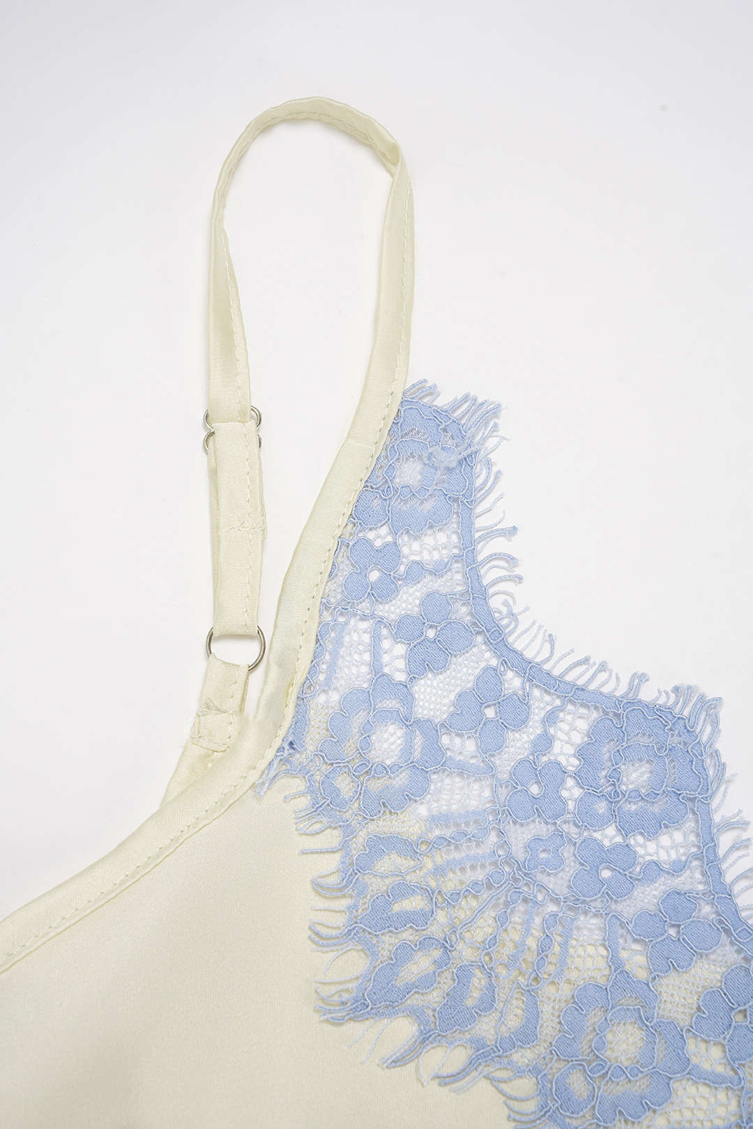 Caraco en satin patchwork et dentelle à col en V