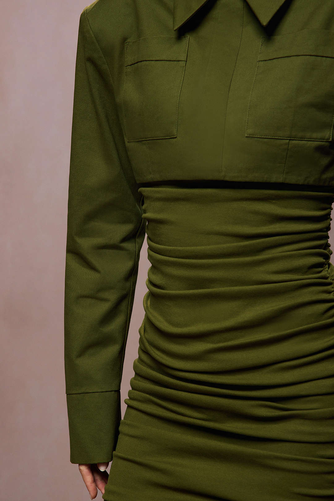 Gerafftes langärmeliges Minikleid