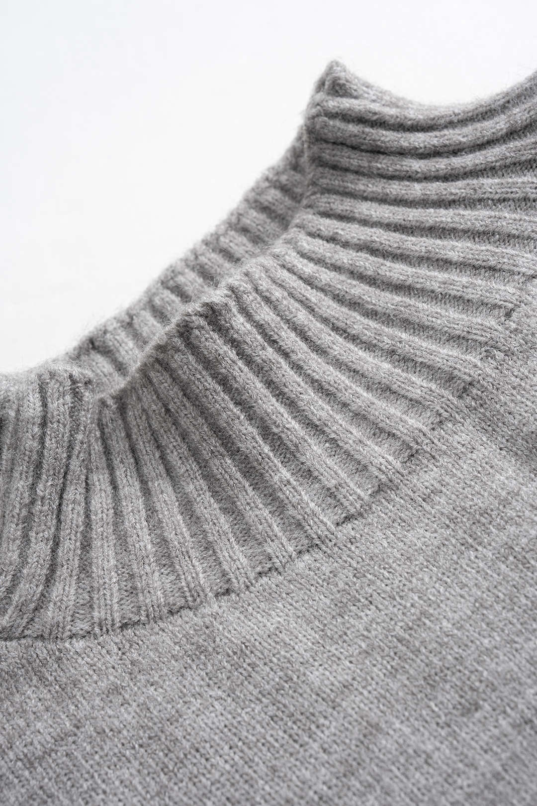Gestricktes Oberteil mit Stehkragen, Seitenschlitz und langen Ärmeln sowie weite Hose