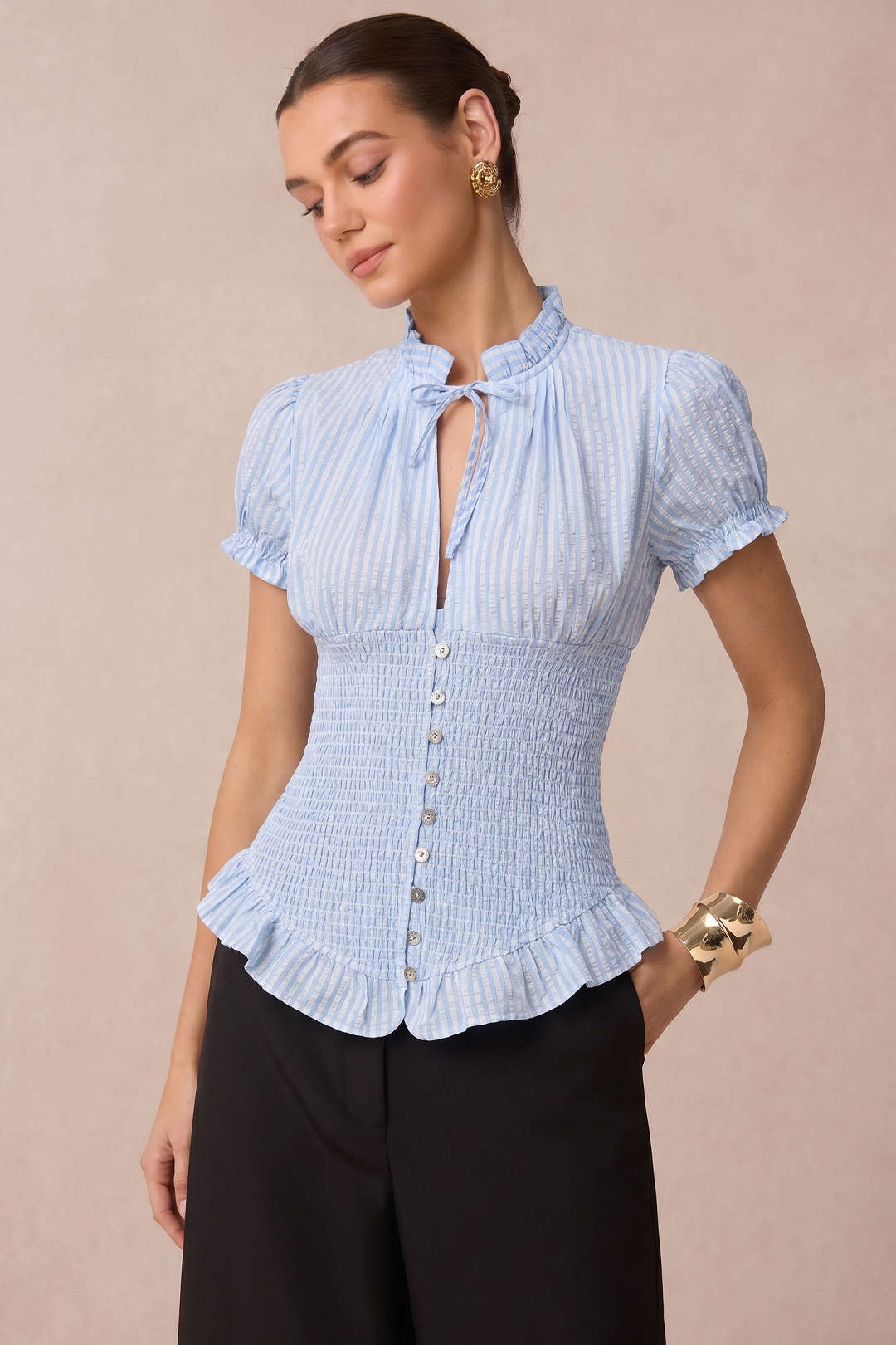 Chemise à manches courtes boutonnée, froncée, rayée, avec nœud et col en V
