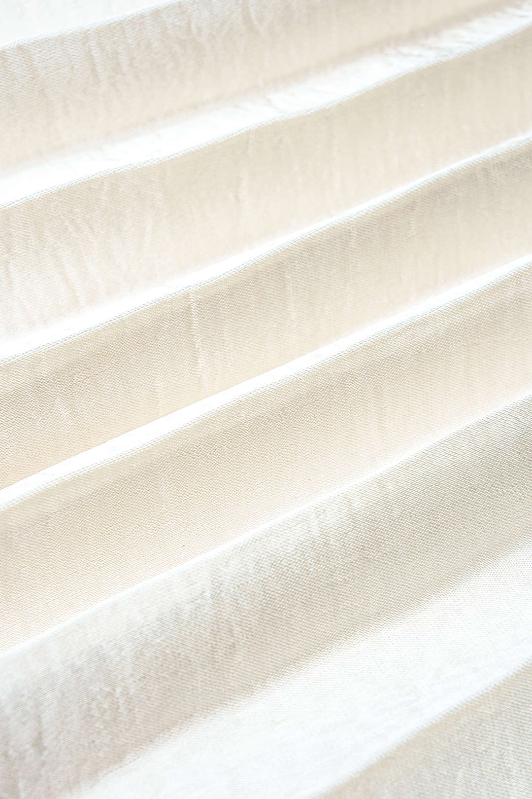 Jupe plissée en satin avec empiècements et dentelle