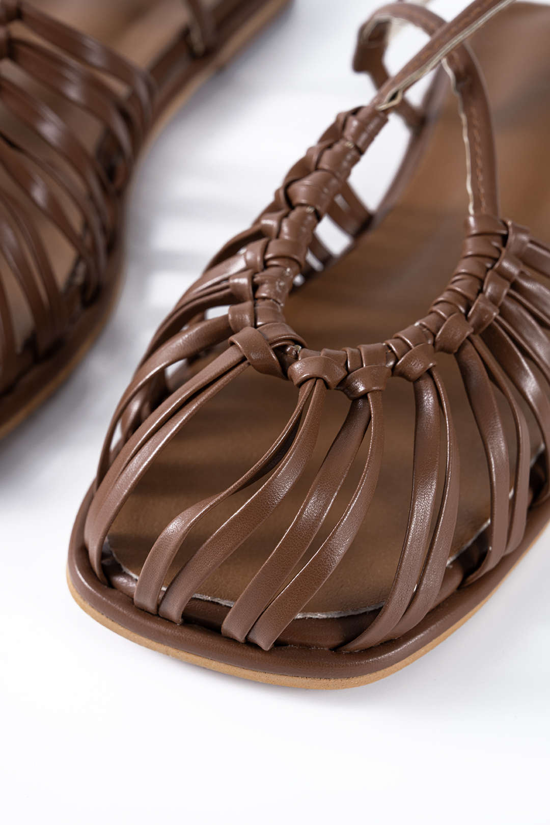 Sandalen mit Aussparungen