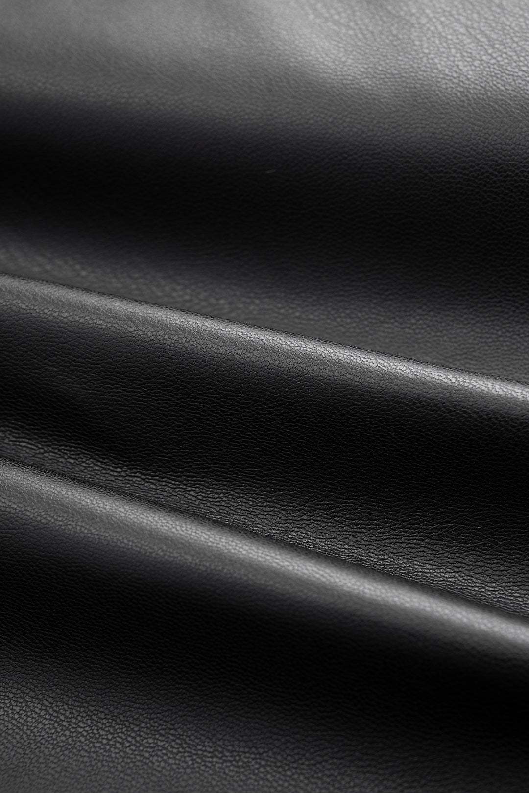 Rock aus Kunstleder mit Metallic-Schnalle und Schlitz
