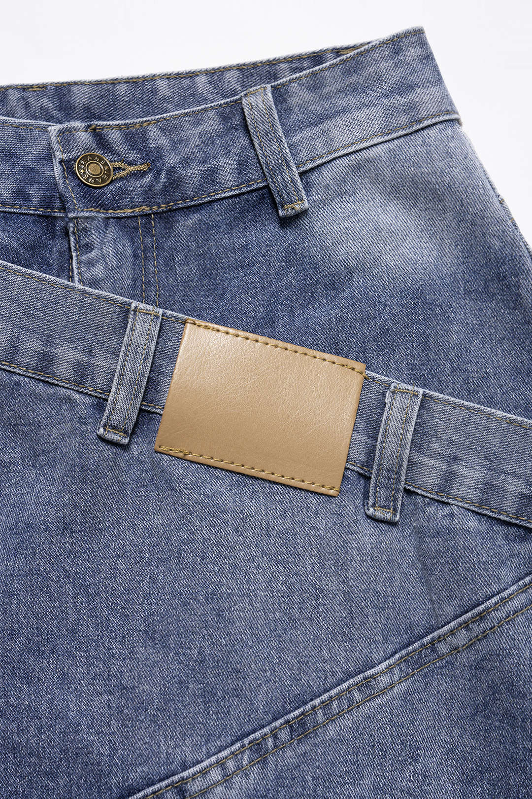 Asymmetrische Straight-Leg-Jeans aus Denim