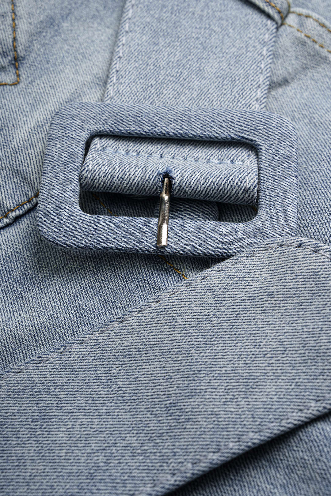 Jupe en jean boutonnée taille haute avec ceinture
