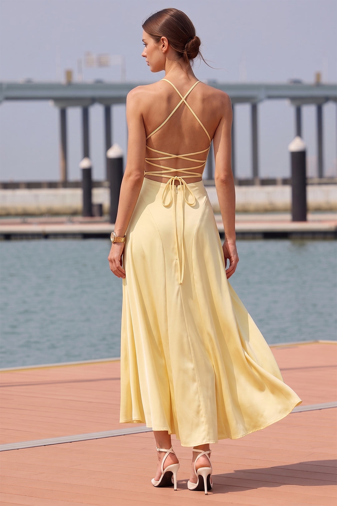 Ärmelloses Maxi-Satin-Kleid mit gekreuztem Rückenausschnitt