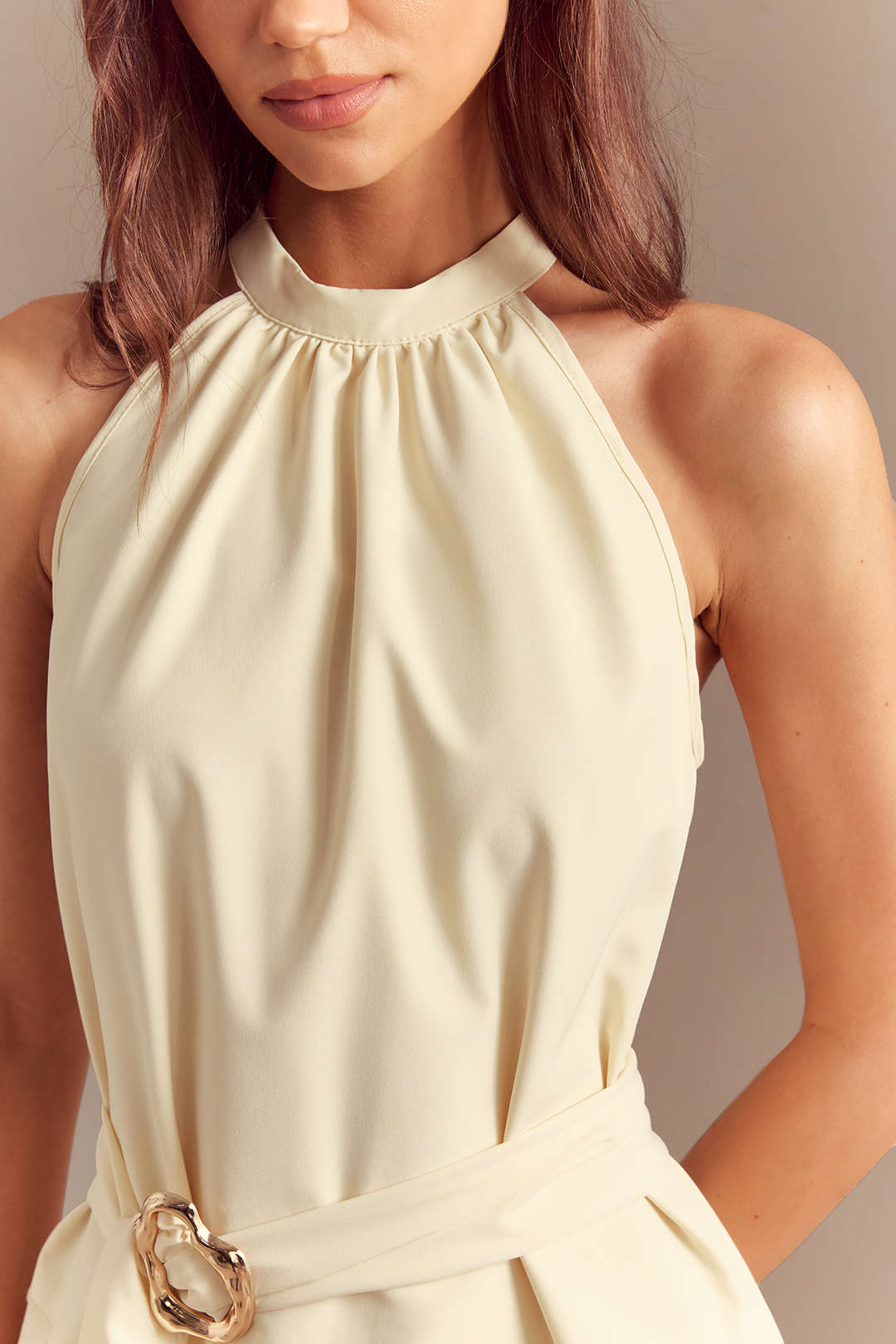 Rundhals-Tanktop mit Gürtel, asymmetrischem Saum und Hose mit geradem Bein Set