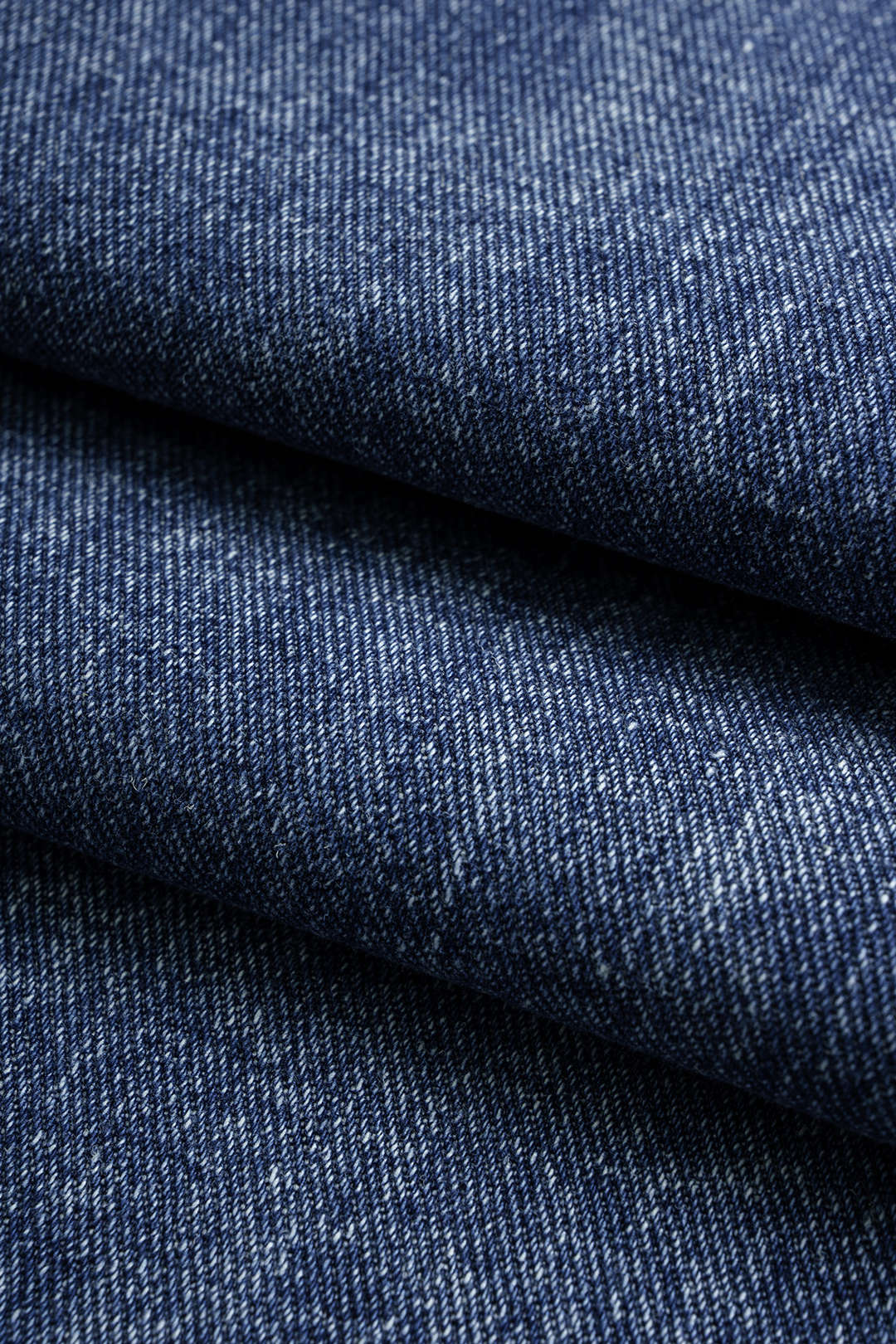 Jean droit en denim, orné de strass et motifs floraux