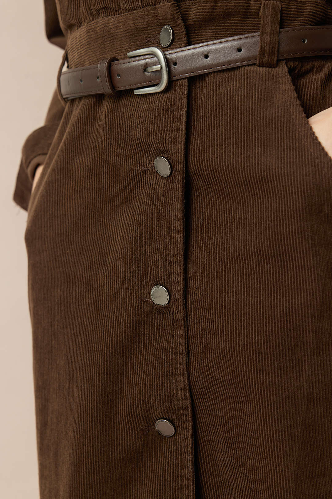 Kord Midikleid mit gekerbtem Revers, geknöpften Taschen und Gürtel