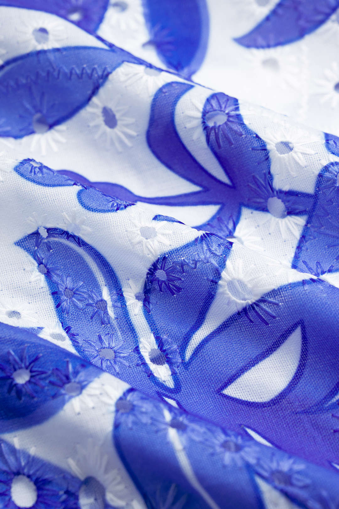Chemise à manches courtes ajourée avec imprimé floral et strass