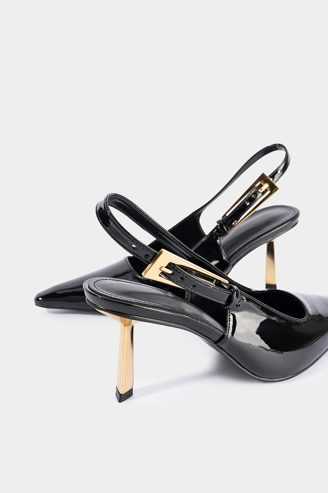 Chaussures à talons pointus en cuir verni avec boucle métallique décorative