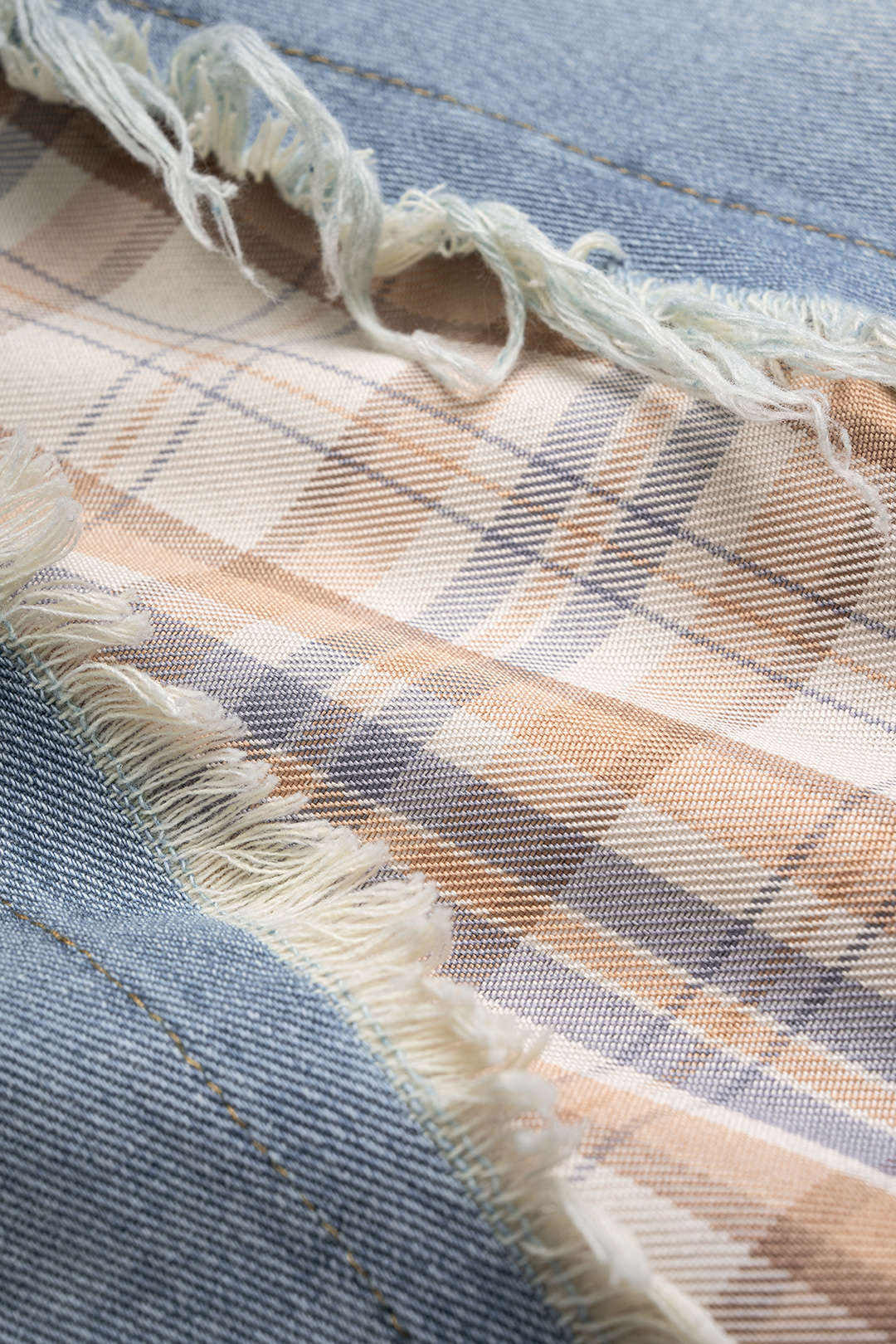 Jupe asymétrique déchirée en patchwork de denim à imprimé carreaux