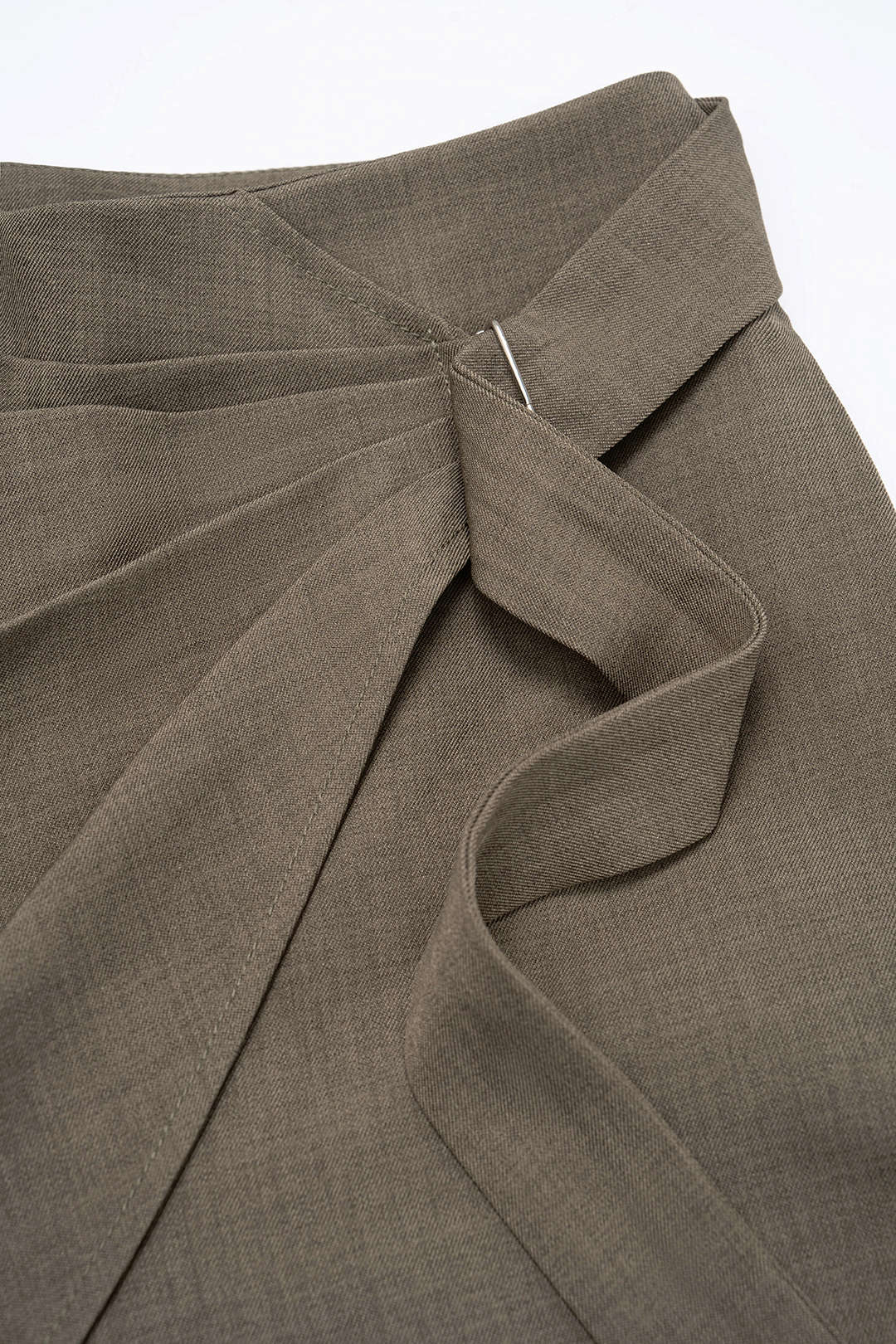 Asymmetrische Plissee-Hose mit weitem Bein