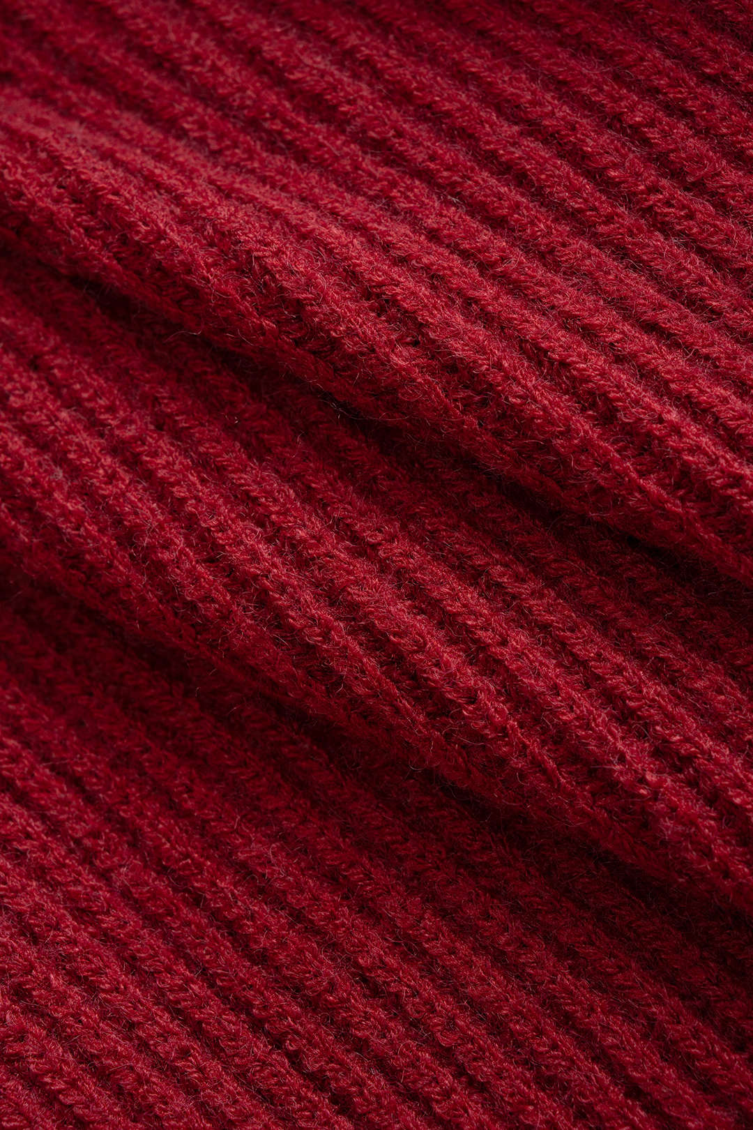 Strickjacke mit Metallic-Knöpfen, asymmetrischem Bindegürtel und Taschen