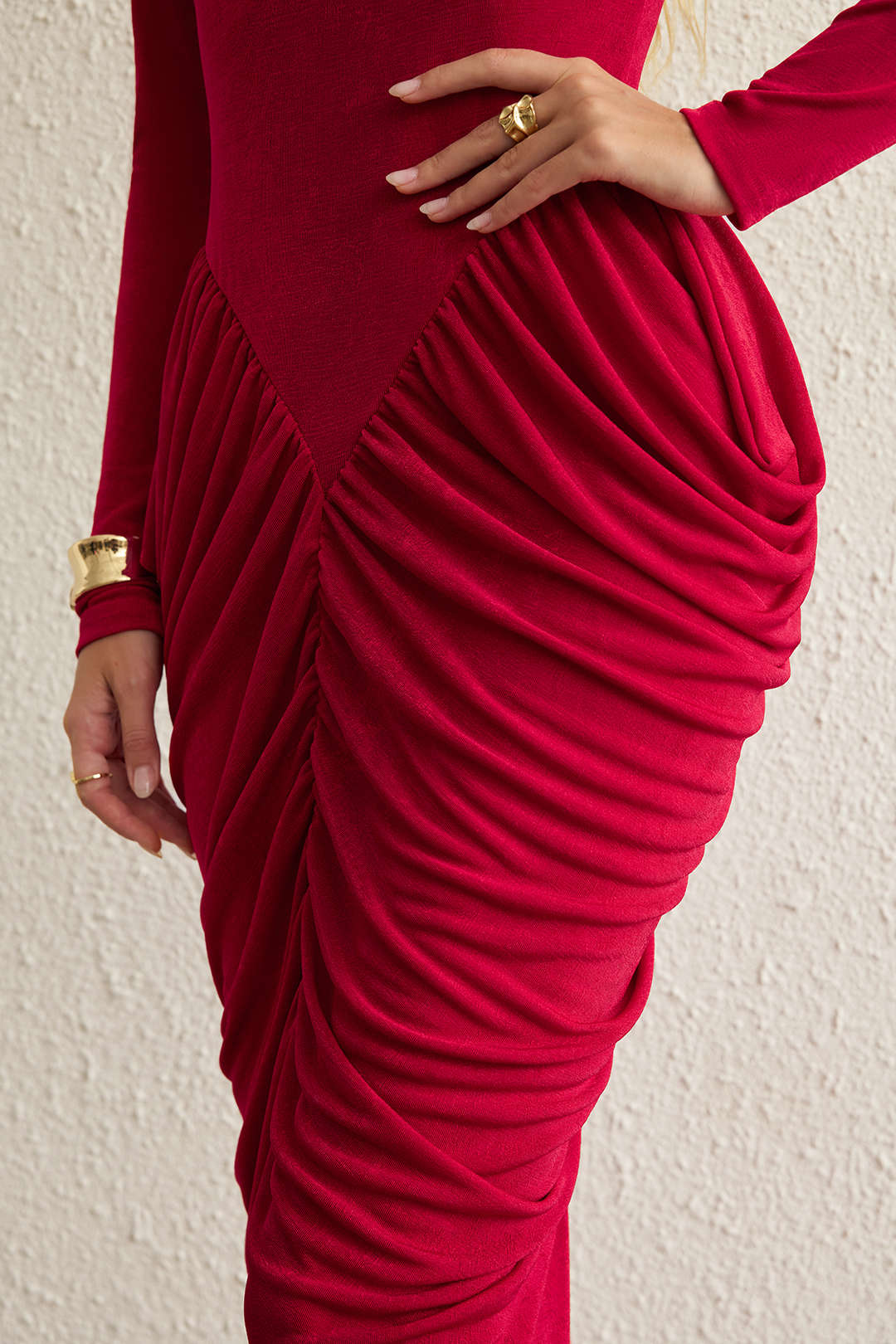Maxikleid mit Stehkragen, Schulterpolstern, überkreuzter Raffung am Rücken und langen Ärmeln