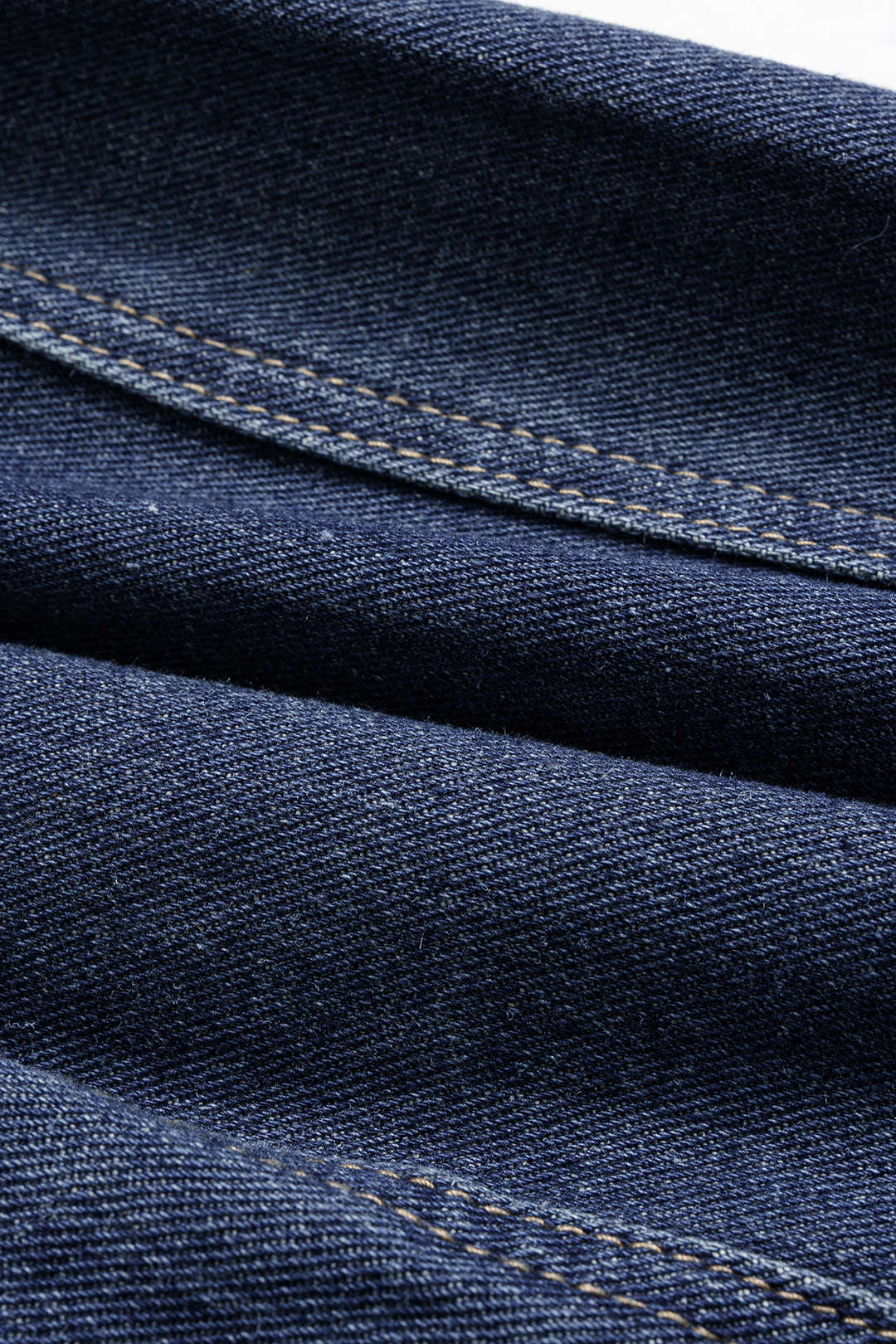 Denim-Oberbekleidung mit überkreuztem Rückenausschnitt und asymmetrischem Saum