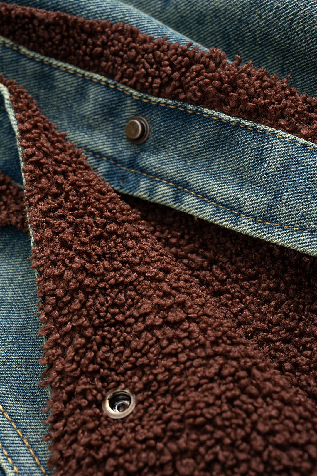 Denim-Patchwork-Jacke mit Zierknöpfen und Ziertaschen