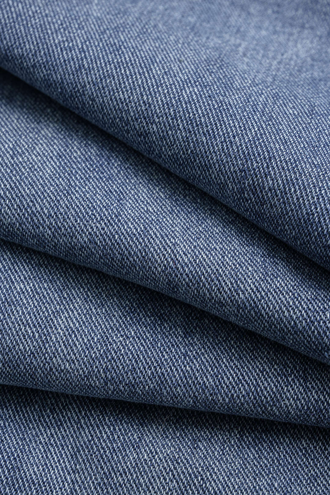 Jean droit en denim avec boutons et poches zippées