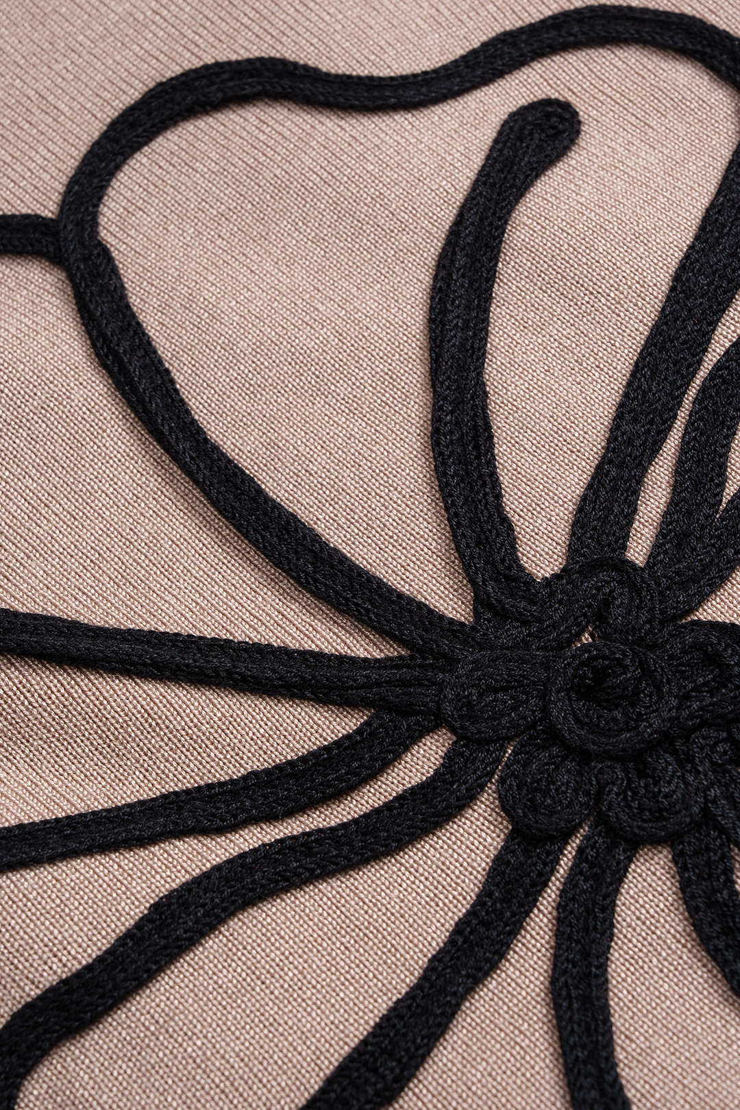 Strickset bestehend aus Rundhals-Langarmshirt mit Stickerei und weiter Hose