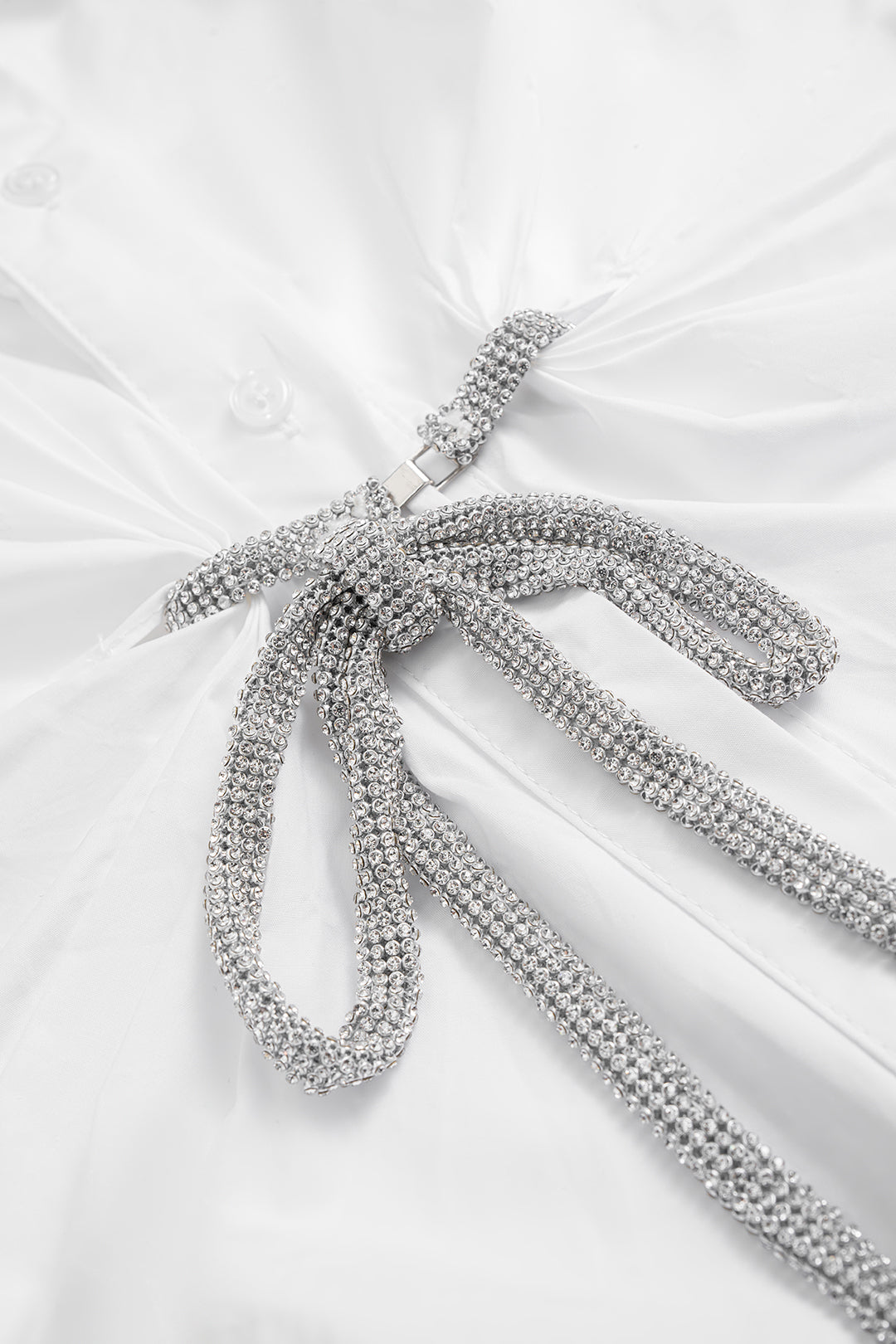 Metallischer Deko-Knopf Langarm-Minikleid