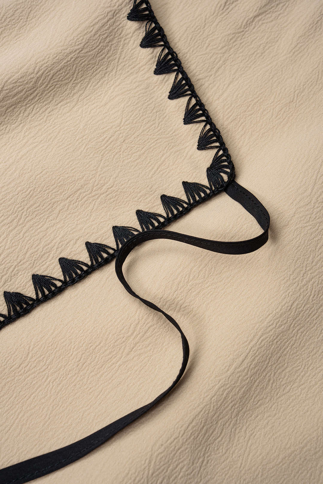 Kontrastierendes Neckholder-Minikleid mit asymmetrischem Cut-out und Schnürung
