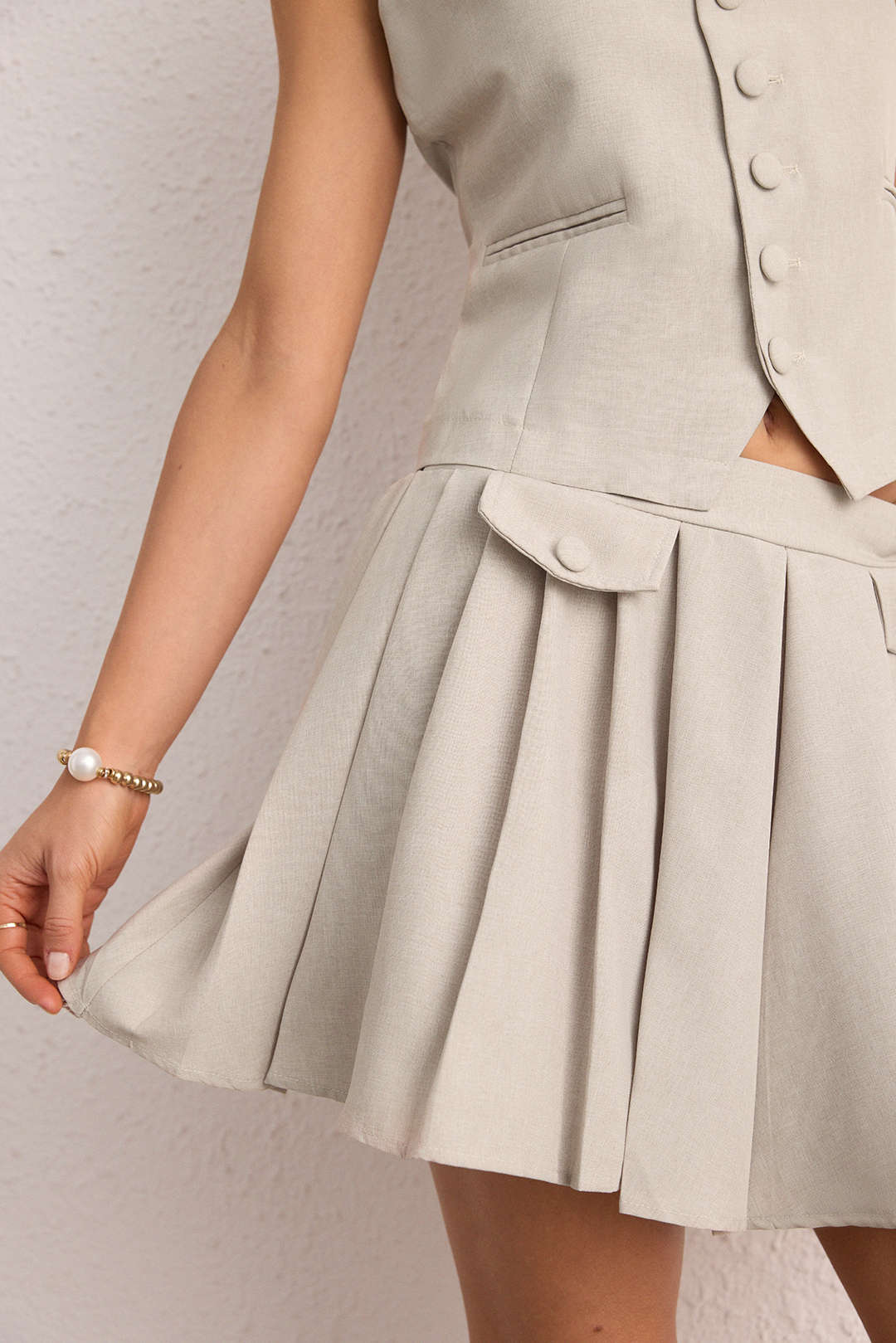 Ensemble gilet boutonné col en V et jupe plissée