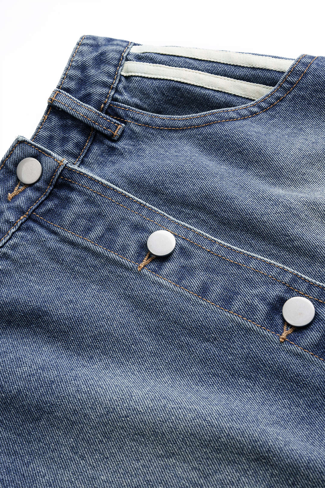 Jeansrock mit asymmetrischer Naht und Knopfdetails